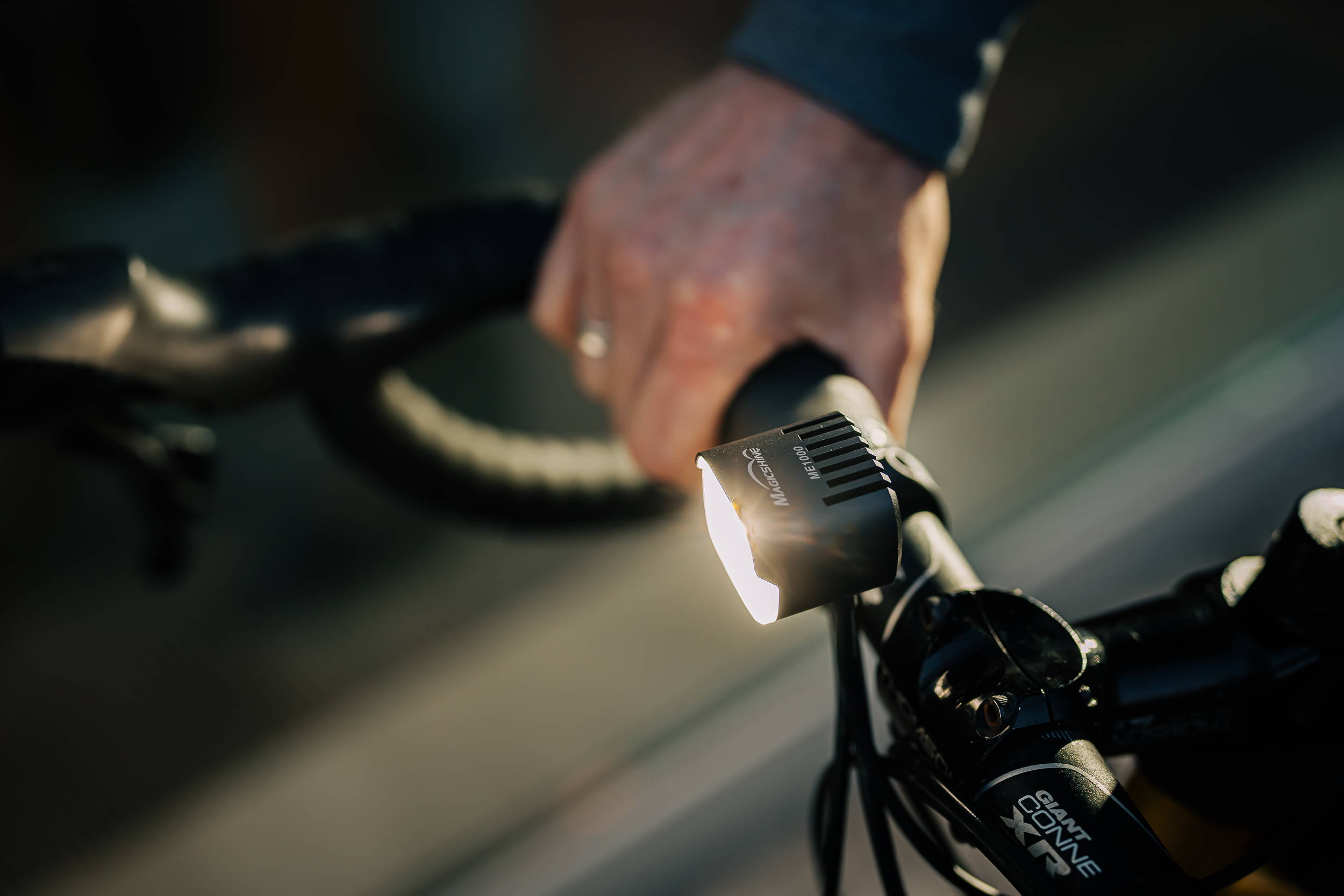 Road bike front light outlet