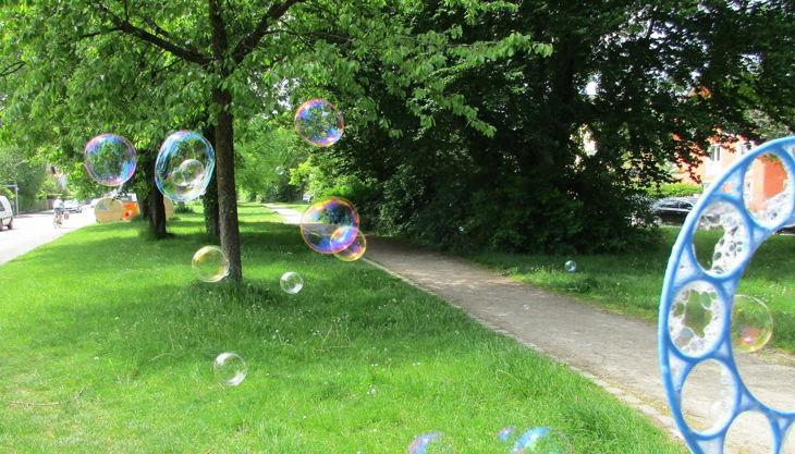 kids in munich riesenseifenblase