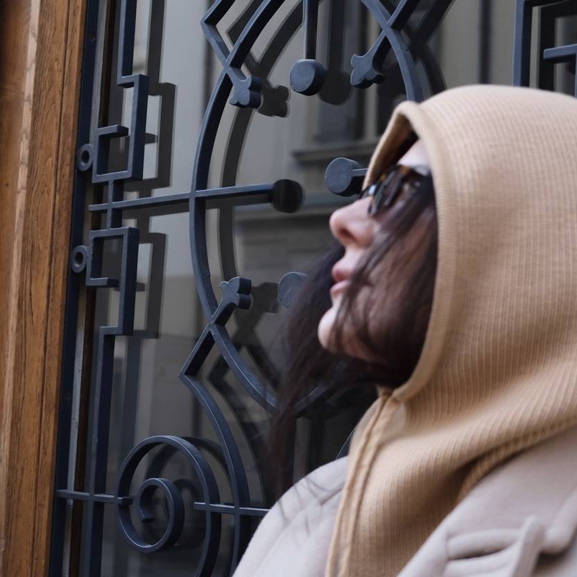 Cagoule rose gris anthracite laine premium, enfant adulte, fabrication Italie, élégance, confort, chaleur, douceur, qualité supérieure, style chic, durable, respirante, protection hiver, design soigné.