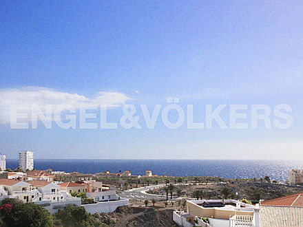  Costa Adeje
- Property for sale in Tenerife: Well-kept detached house with sea views in Callao Salvaje, Tenerife South, Engel & Völkers Costa Adeje