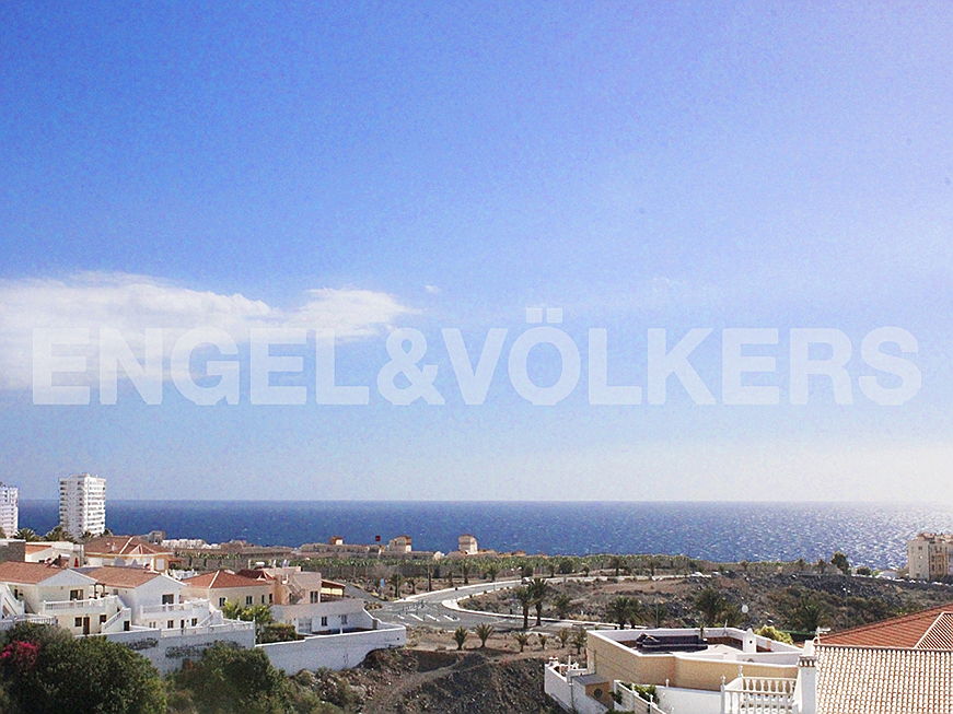 Costa Adeje
- Property for sale in Tenerife: Well-kept detached house with sea views in Callao Salvaje, Tenerife South, Engel & Völkers Costa Adeje