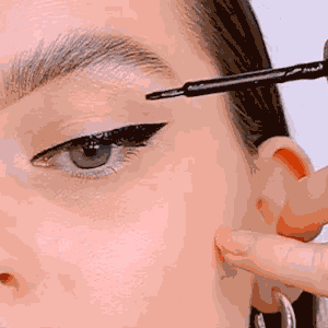 how to apply magnetic eyeliner