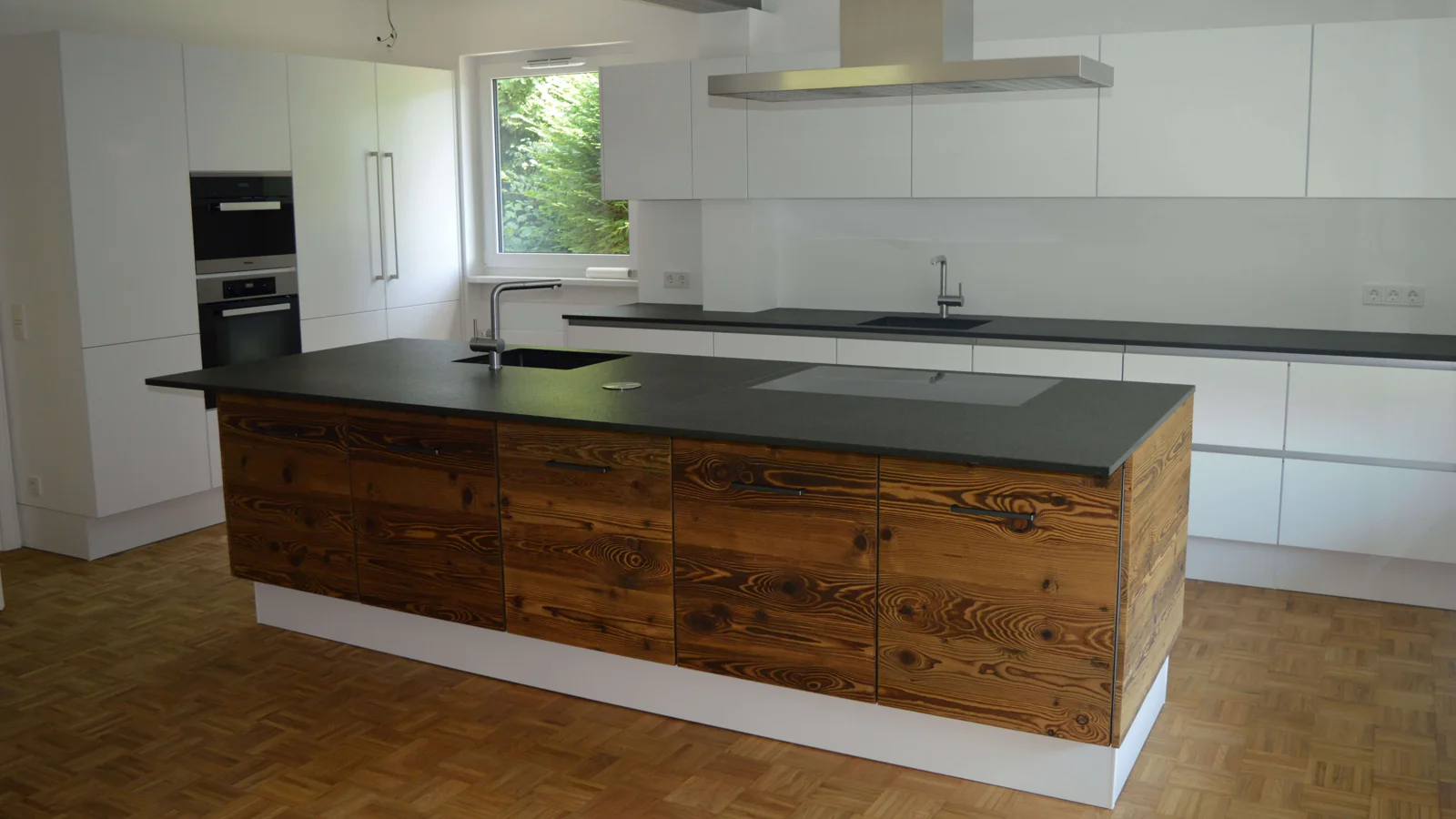 Design-Küche mit Altholz und weiß lackierten Fronten