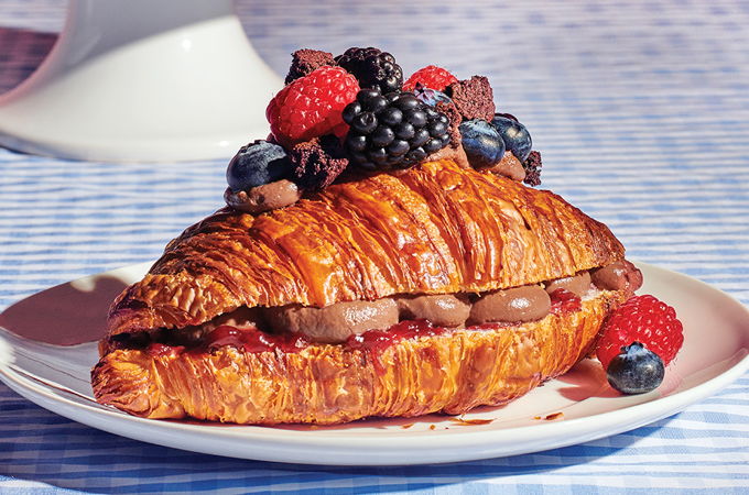 Croissants au chocolat et aux petits fruits