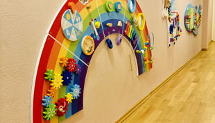 kreuzzwerg wandspielzeug regenbogen