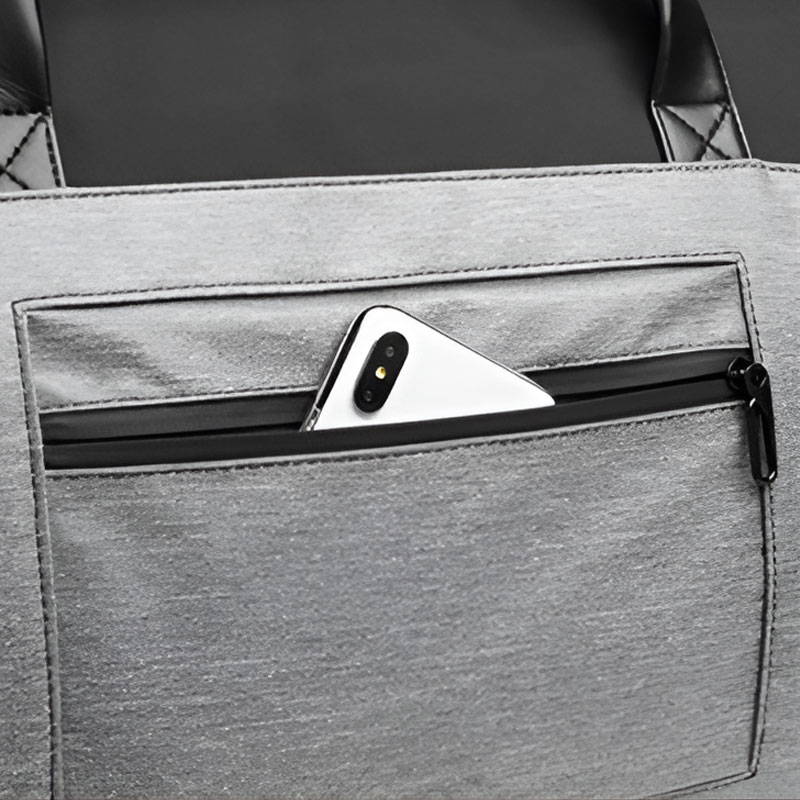 スマホが入っているボストン型ガーメントバッグ「マドリード」（Madrid）のバックポケット - ブロデリック（Broderik）