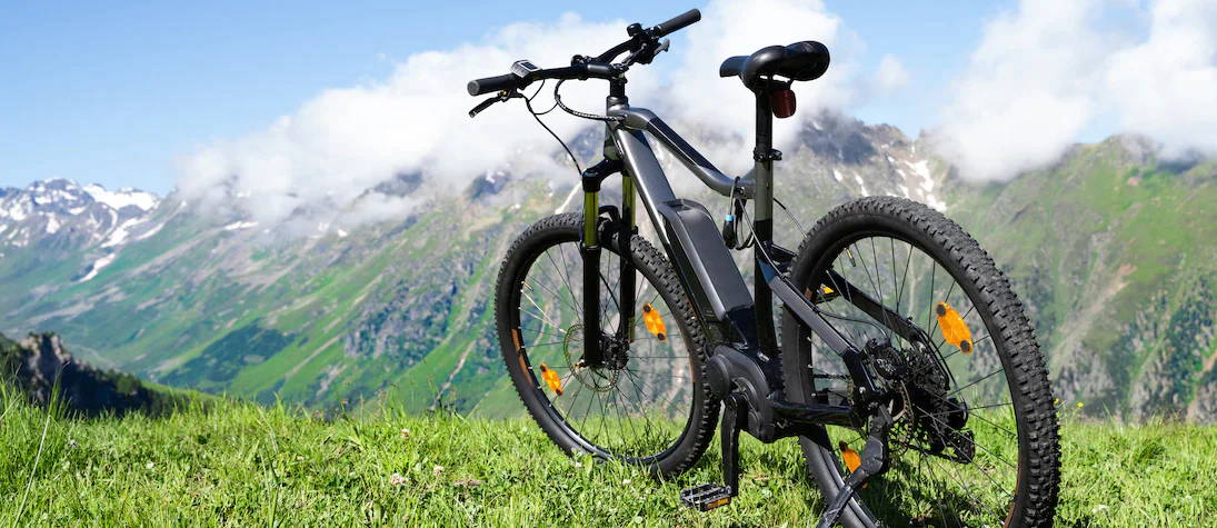 Een van de beste Mountainbike electric 2023 met uitzicht op de bergen. 