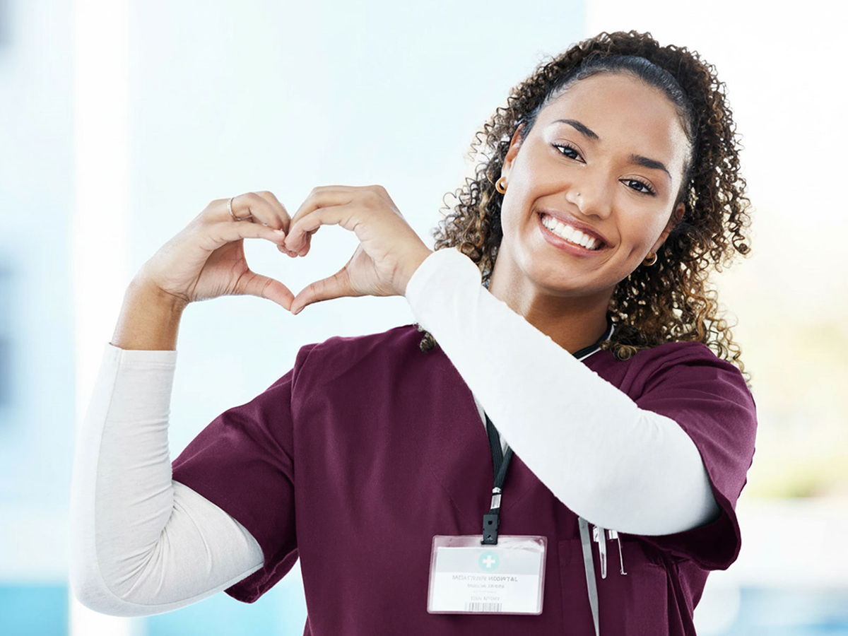 Gückliche Mitarbeiterin bei Charleston