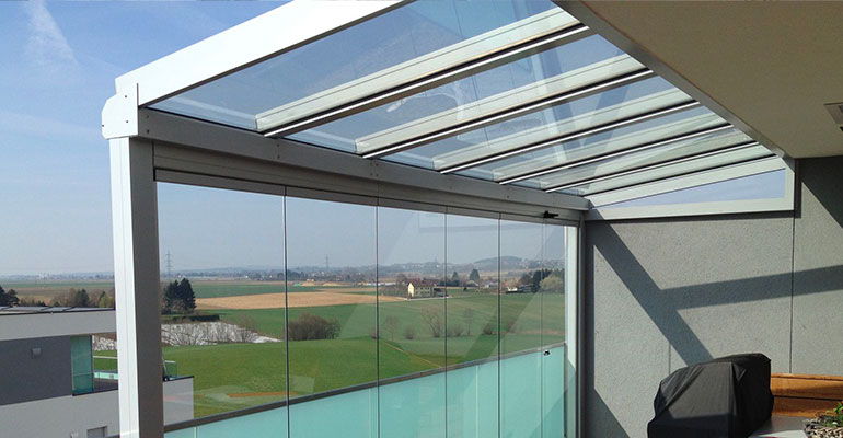 Toiture vitrée de terrasse vue de dessous, avec parois en verre