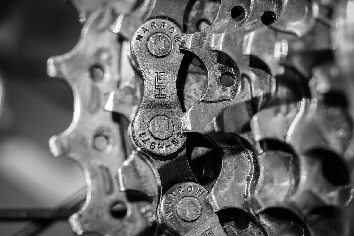 Gros plan d'une chaîne de vélo engagée sur les pignons d'une cassette arrière