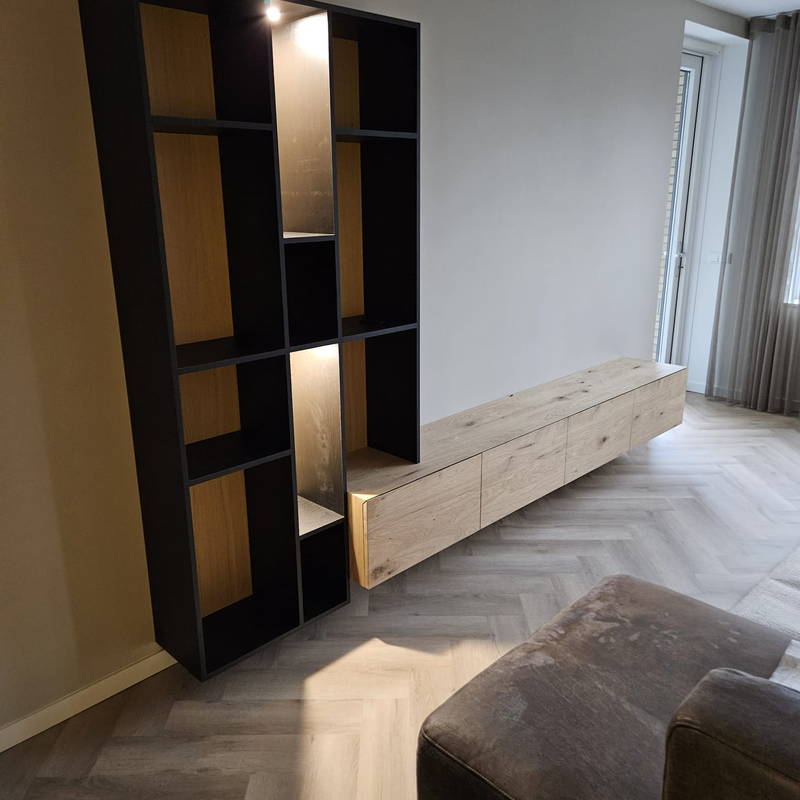 TV-meubel met hoge zijkast op maat, klantproject Houtenmeubelshop