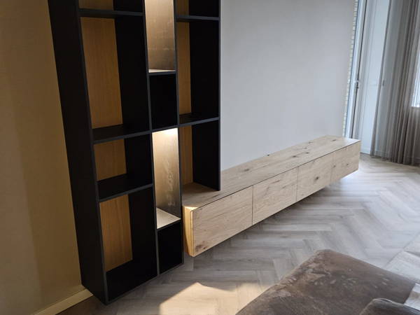 TV-meubel met hoge zijkast op maat, klantproject Houtenmeubelshop