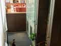 Moderne Hotellobby mit 'ROW NYC'-Teppich, Drehtüren und Blick auf einen stilvollen Sitzbereich in der oberen Etage.