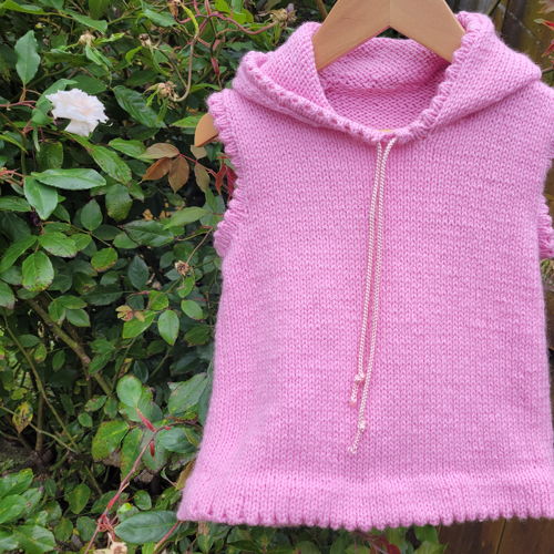 Child’s sleeveless hoodie in 8 ply knitting pattern