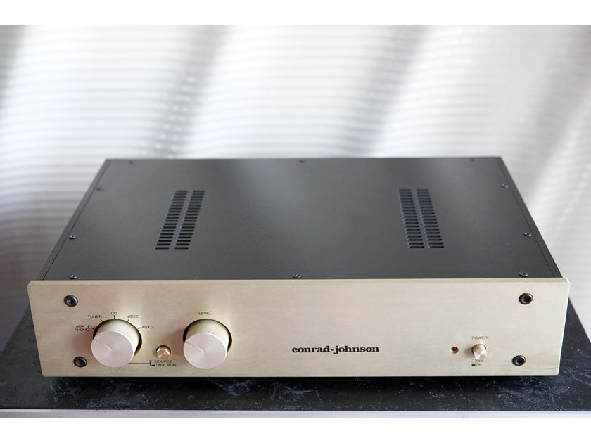 Conrad Johnson PV-10A TUBE PRE AMPLIFIER WITH BUILT PHONO PREAMP