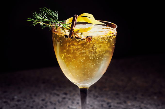 La Bénédiction (cocktail au champagne et à la liqueur d’herbe)
