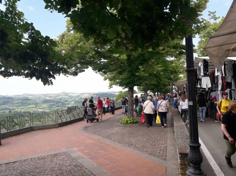Food & Wine Tours San Casciano in Val di Pesa: Visit to the village market sampling local products