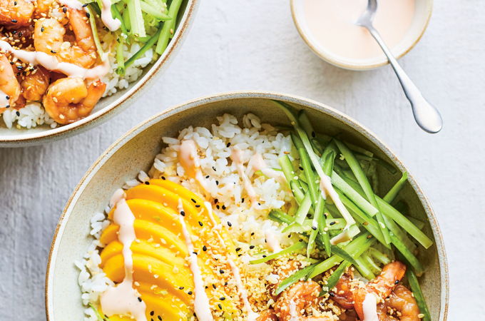 Bol poké aux crevettes épicées