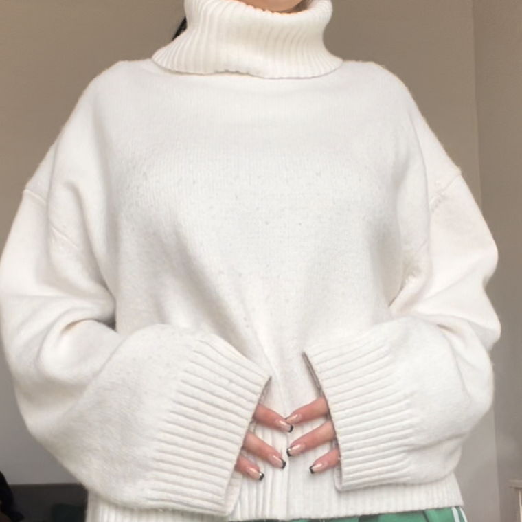  knitted white turtle neck🕯️