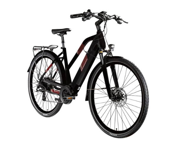 Zwarte Lidl Zündapp e-bike met lage instap, verende voorvork, bagagedrager, middenmotor en schijfremmen, schuin van voren afgebeeld op een lichtgrijze achtergrond.