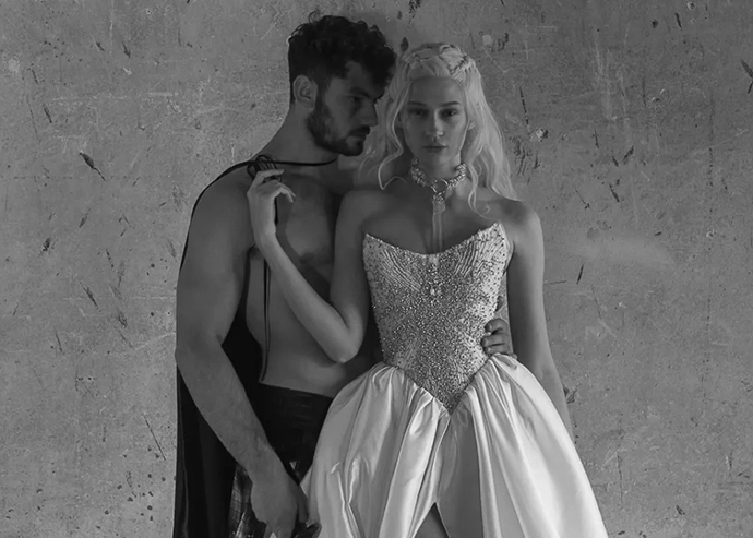 Shooting photo pour la nouvelle collection de Kim Kassas Couture, représentant une scène de Game of Thrones