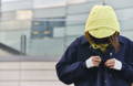 Femme avec son manteau imperméable à capuche