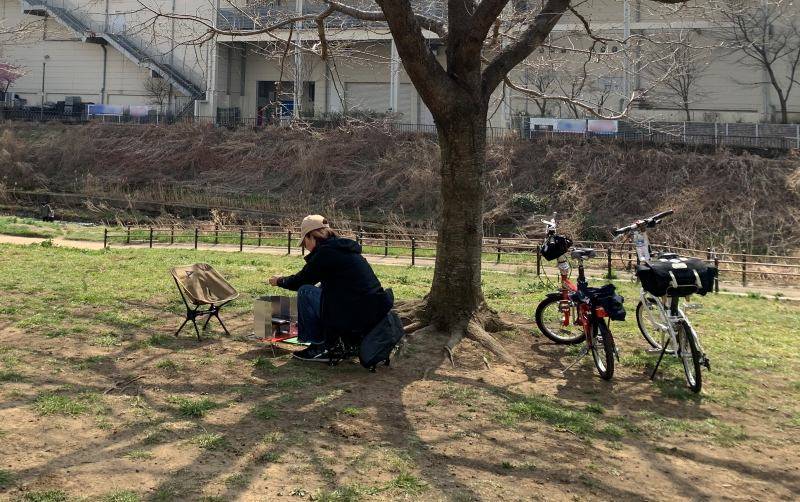 自転車デイキャンプする女性