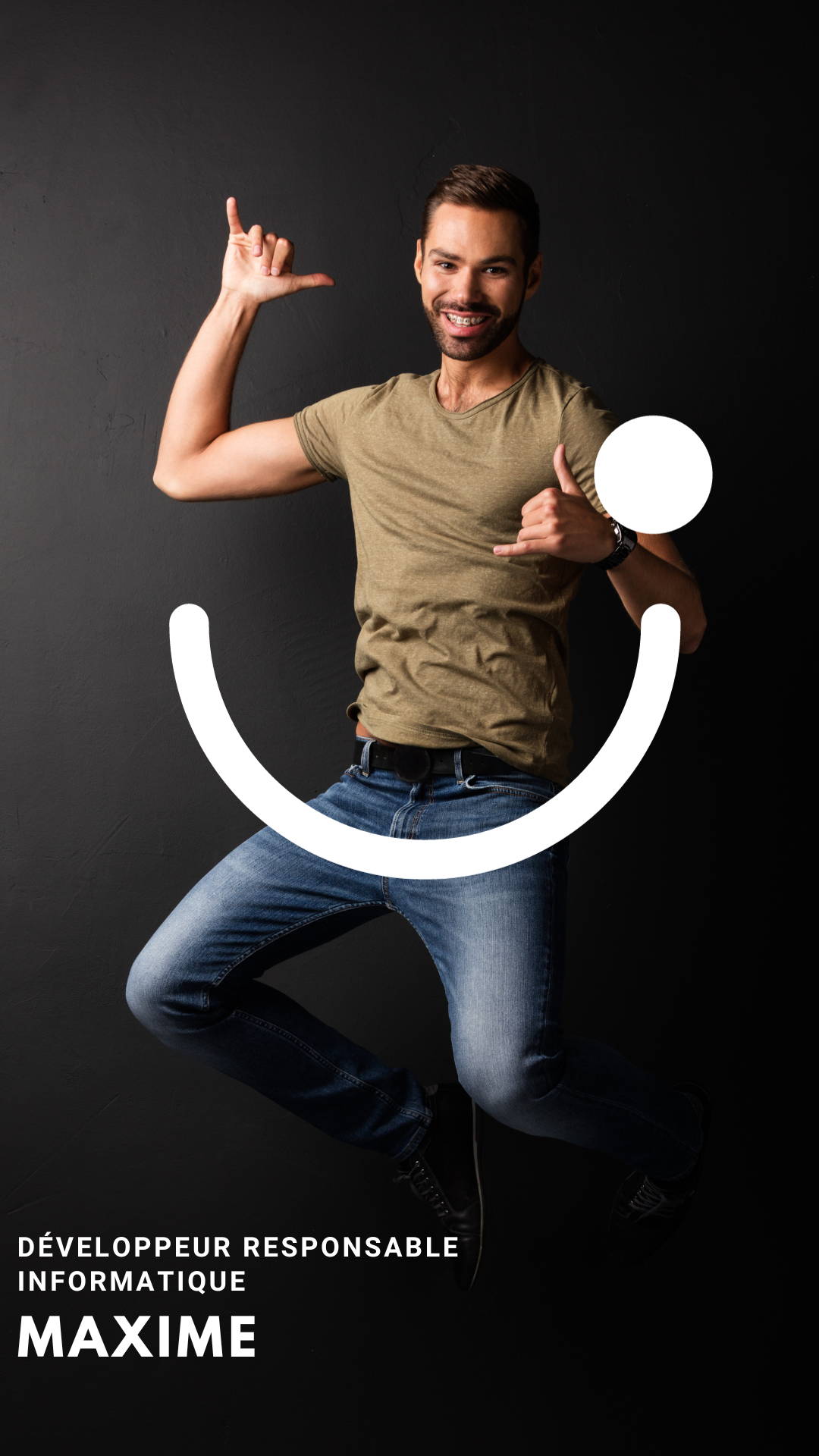 Présentation de l'équipe NekoTea Développeur responsable informatique Maxime dans une pose dynamique et souriante, faisant un signe de la main, habillé d'un t-shirt olive et de jeans, sur un fond noir avec un smiley graphique dessiné en arrière-plan.