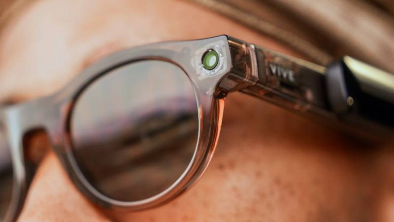 Vive Eagle glasses cropped in on a person