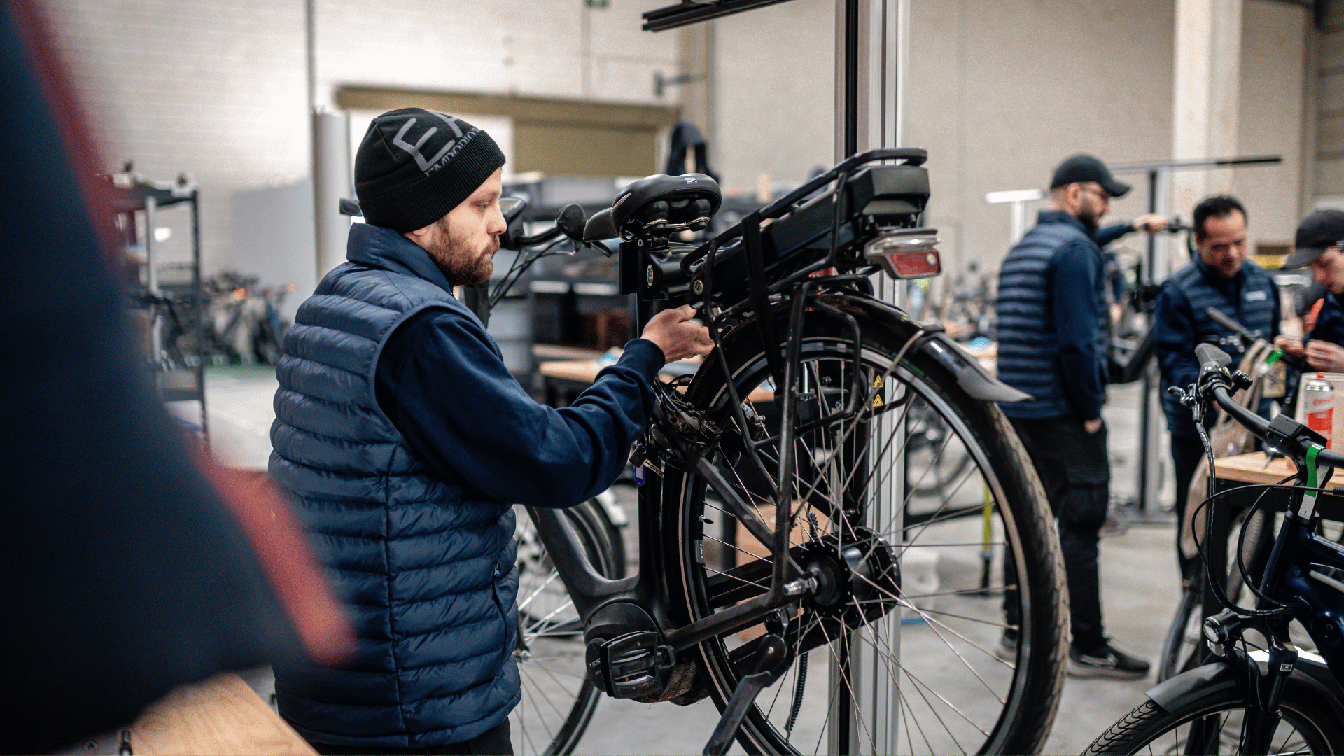 elektrische mountainbike aan berg