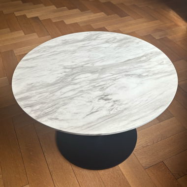 Round coffee table with marble pattern