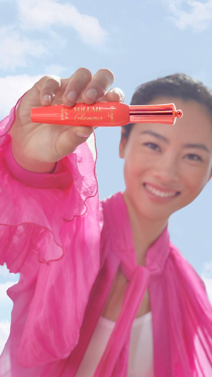 Femme avec mascara volume allongeant