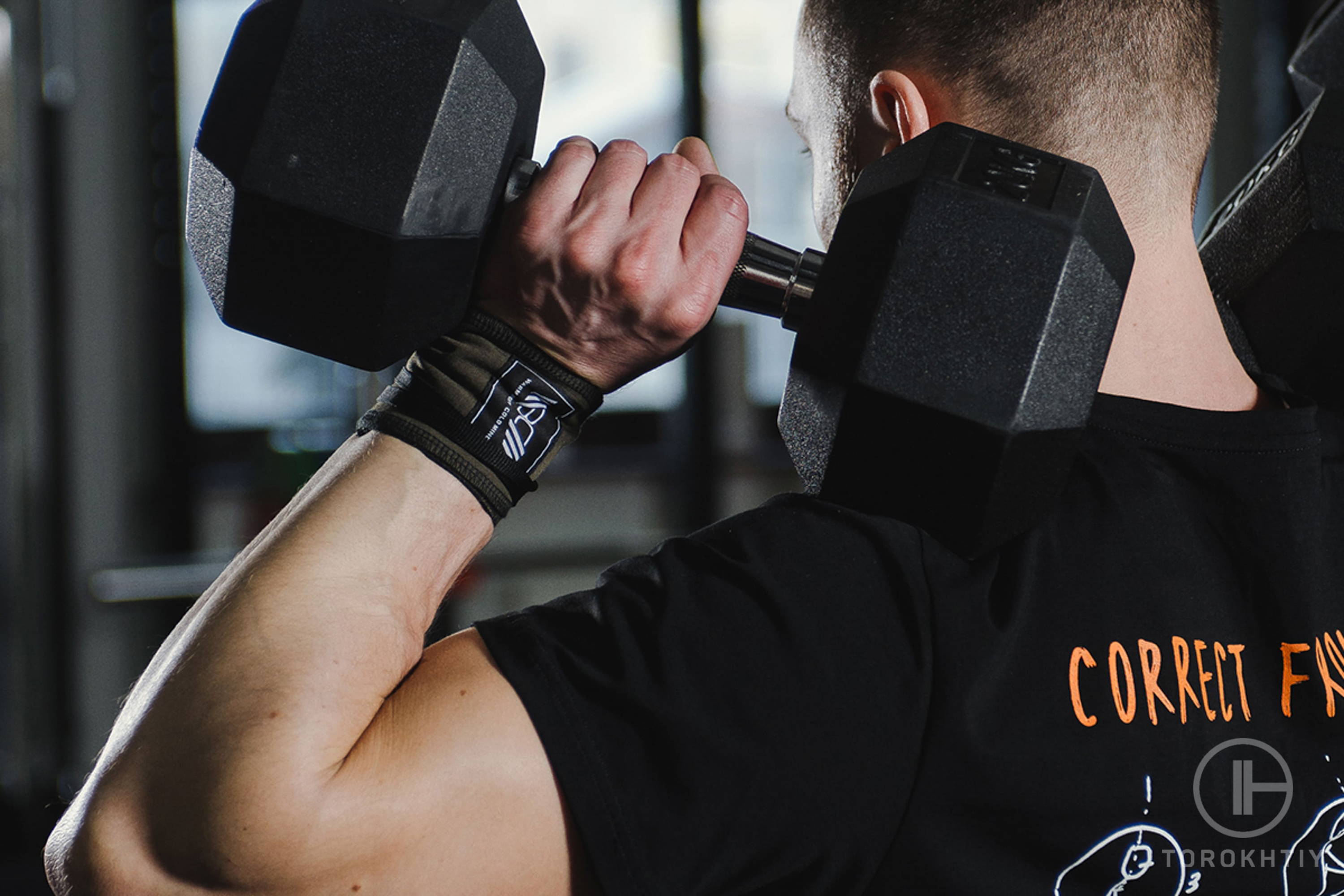athlete using wrist wraps