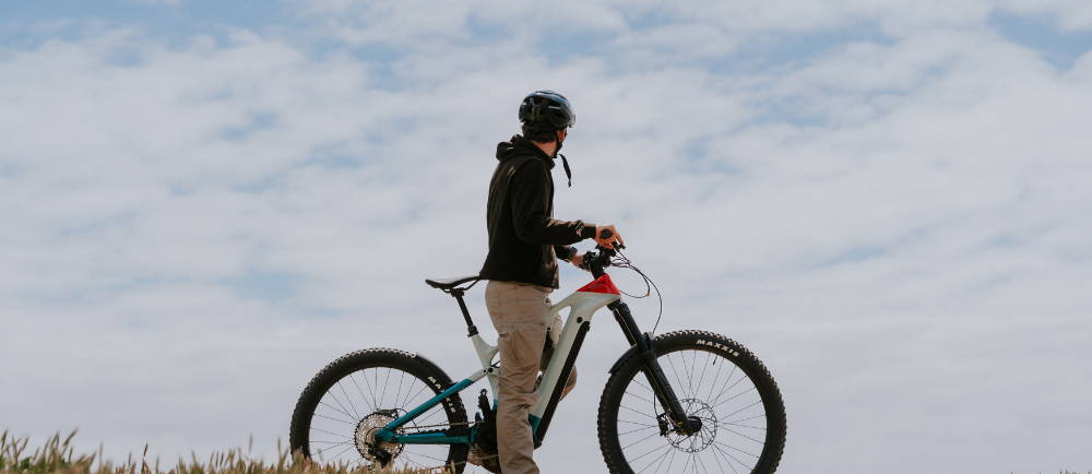 Rider on Cannondale Moterra electric moutnain bike