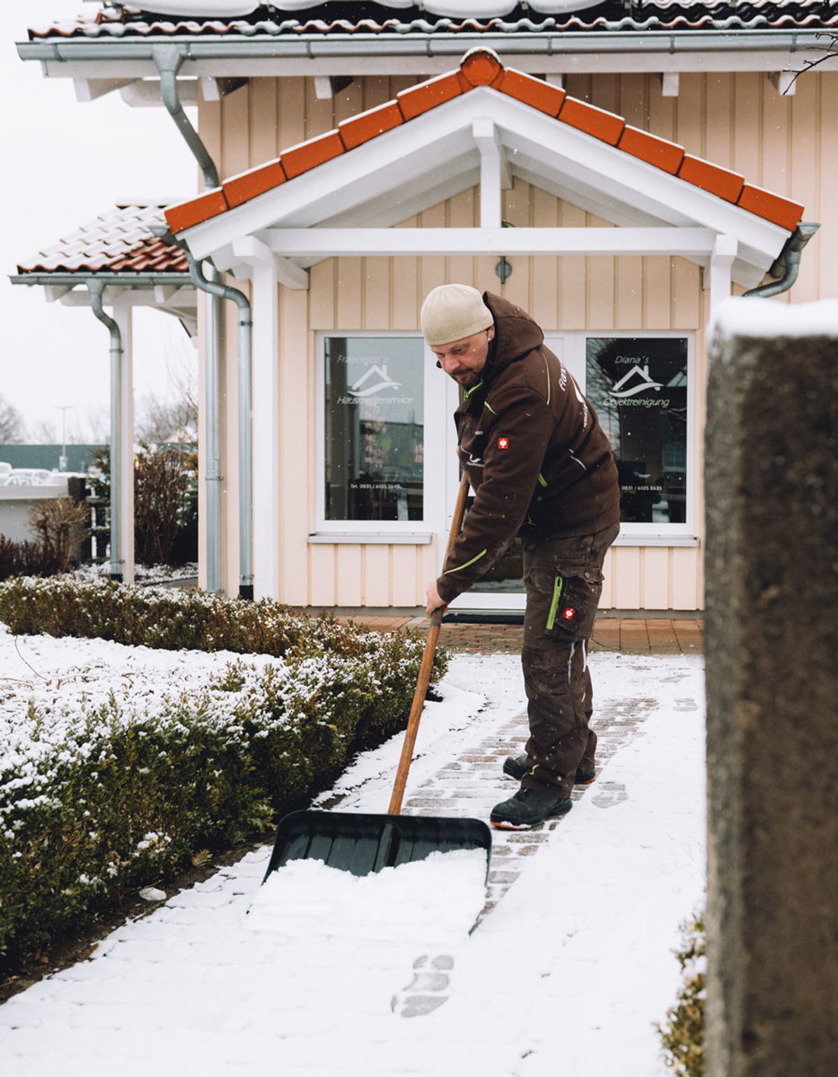 Winterdienst befreit Eingang von Eis und Schnee in Kempten