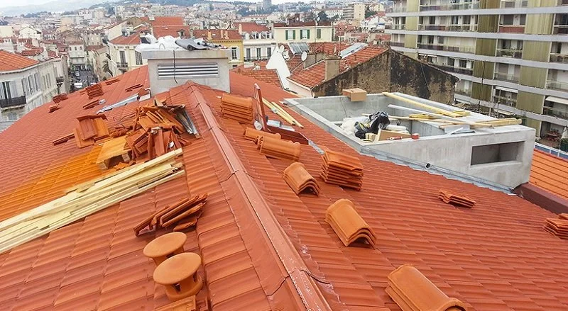 Pose de tuiles de Marseille sur une résidence neuve à Antibes — photo 15 sur 18 — CEG TOITURE