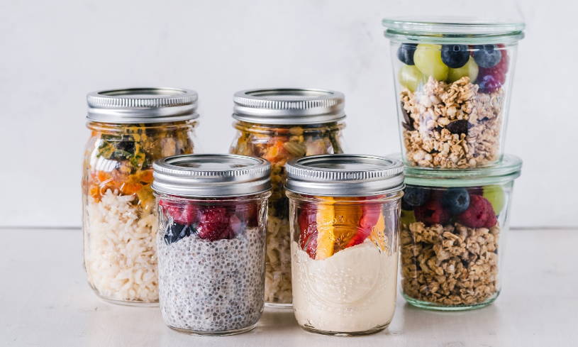 Mason jars full of healthy prepared meals and snacks.