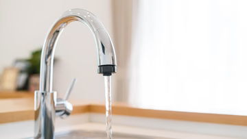  給水タンクに水をセットします