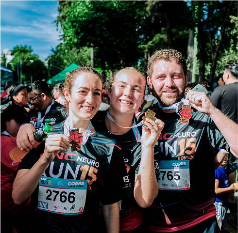 personas mostrando su medalla de participación