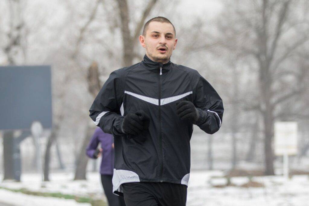 Men is running with winter gloves