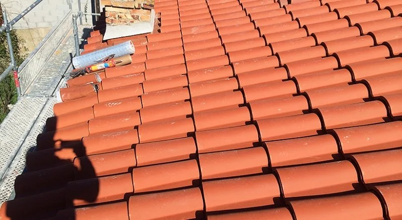 Rénovation de la couverture en tuiles romanes à Menton — photo 28 sur 34 — CEG TOITURE