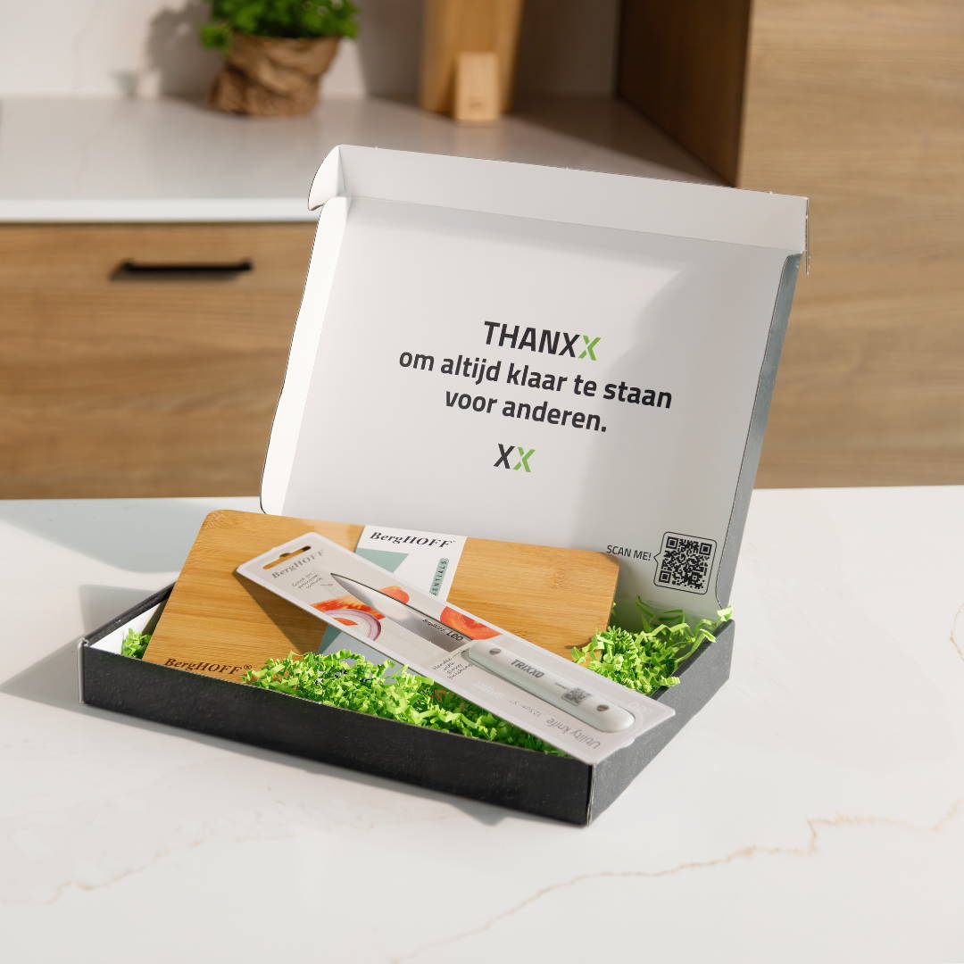 BergHOFF Belgium's gepersonaliseerde GiftBox voor TRIXXO - Ontdek hoe wij meer doen dan alleen een geschenk geven. Lees hoe onze verpakking een medium werd voor een symbolische boodschap van dankbaarheid, een persoonlijke boodschap en een QR-code die leidt naar een speciale landingspagina met een waarderingsvideo voor medewerkers. Perfect voor incentives, relatieschenken, kerstpakketten en eindejaarsgeschenken voor bedrijven.