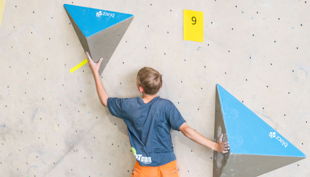 bester geburtstagde dynochrom kidscup junge klettert pyramiden