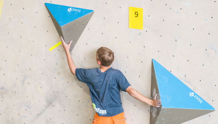 bester geburtstagde dynochrom kidscup junge klettert pyramiden