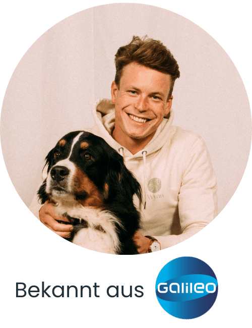 Tierarzt Dr. Volker Wilke mit einem Hund im Arm lächelt in die Kamera