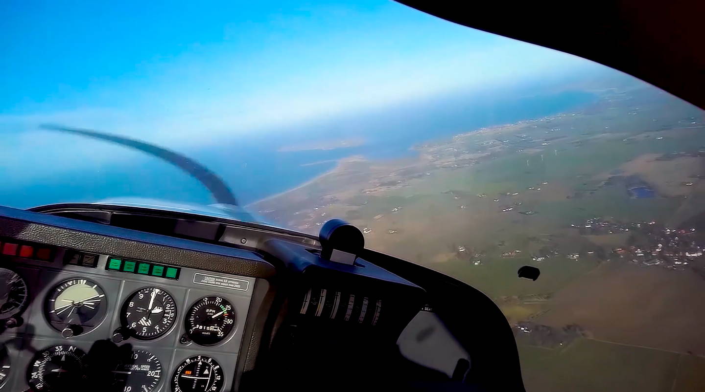Billede taget med saturn kamera solbrille fra en pilots synsvinkel i et fly i luften.