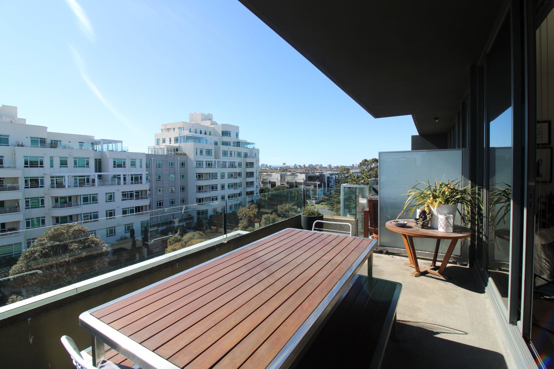 Spacious Top Floor Residence inc. Dazzling City and part Water Views- Port Melbourne - Image 12