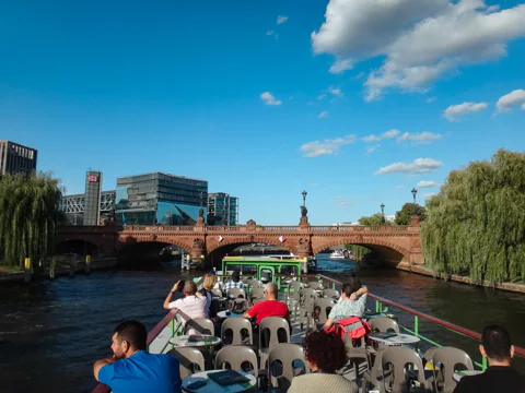 2.5-Hour East Side Boat Cruise with Commentary