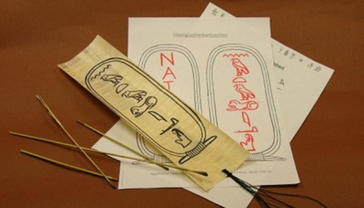 aegyptisches museum schriftzeichen