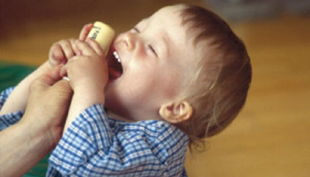 das klingende museum berlin kind mit rassel